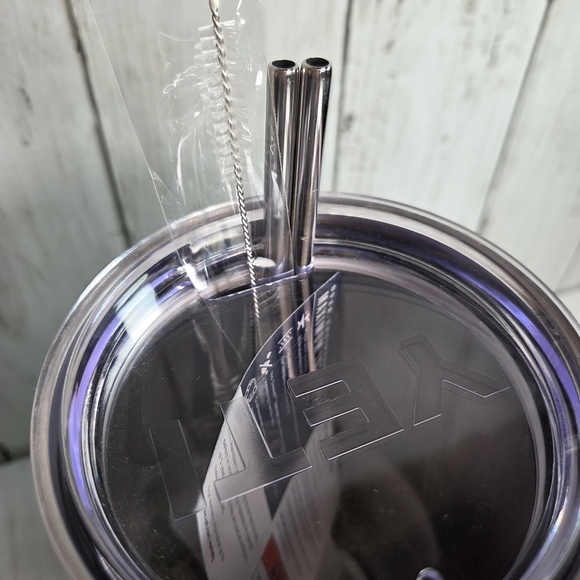 Yeti Seafoam Green Stainless Steel Insulated Tumbler with Lid Two Straws - Picture 3 of 6